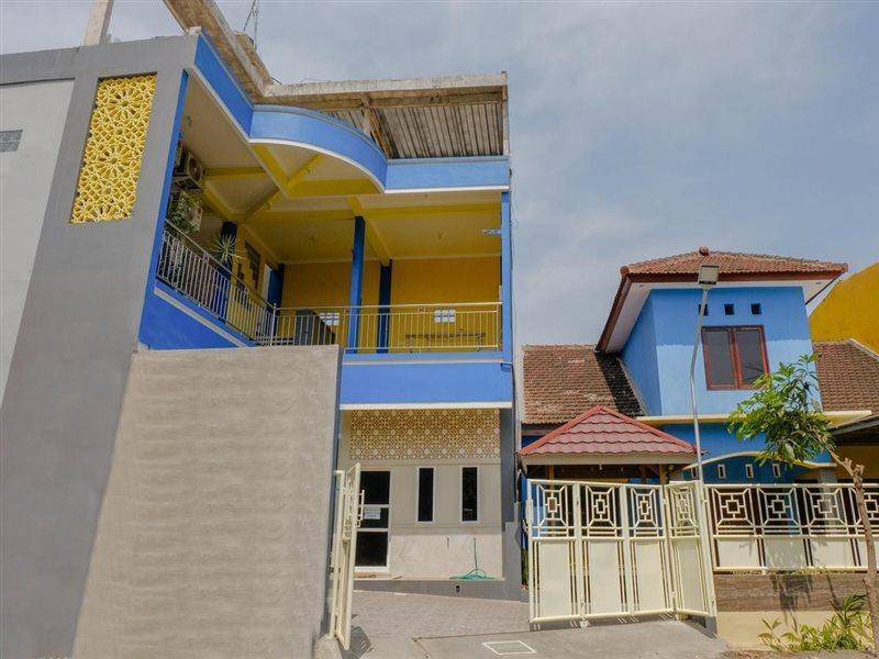 Oyo 1979 Alif Family Residence Malang Exterior foto